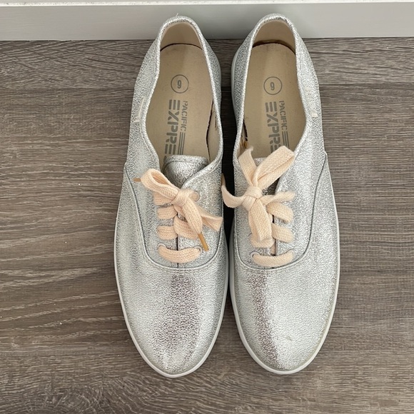 Silver Shoe, Size 9 - Picture 2 of 5